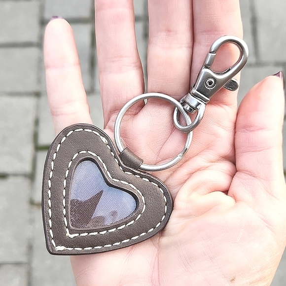 Anthropologie Dark Brown Leather Heart Photo Holder Purse Charm/Key Ring - Picture 1 of 3
